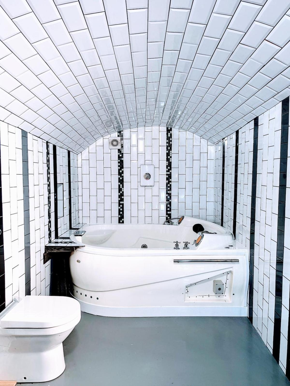 Seafront With Jacuzzi Bath & Pool Table Appartement *